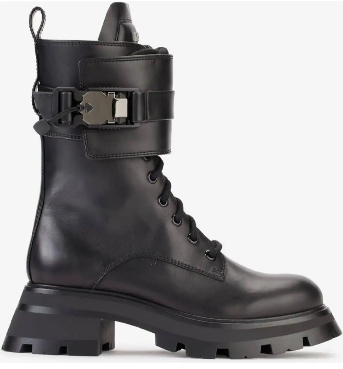 Продам новые ботинки DKNY