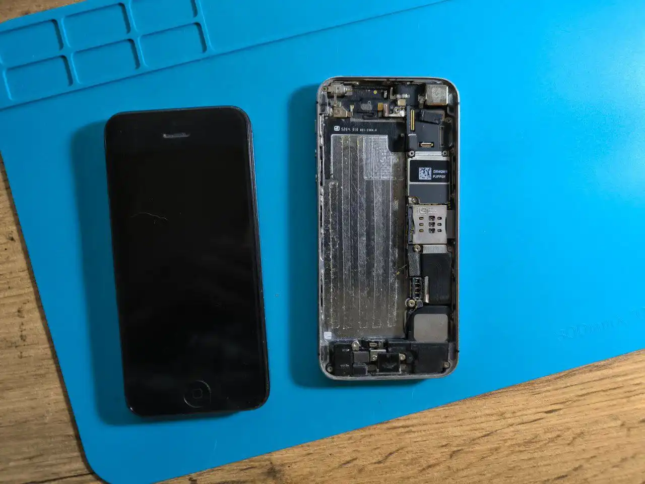 Отдам два айфона 5 и 5с