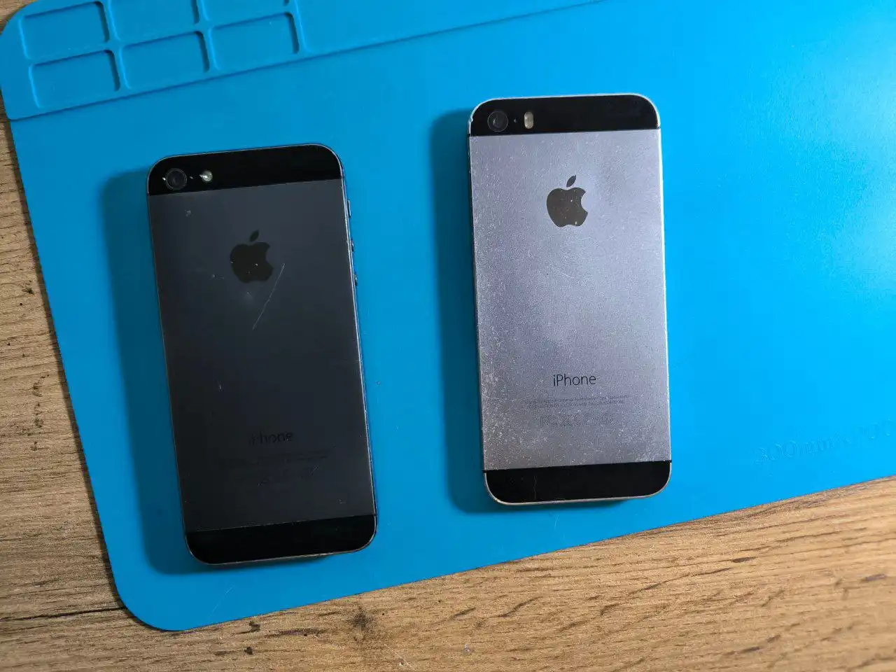 Отдам два айфона 5 и 5с