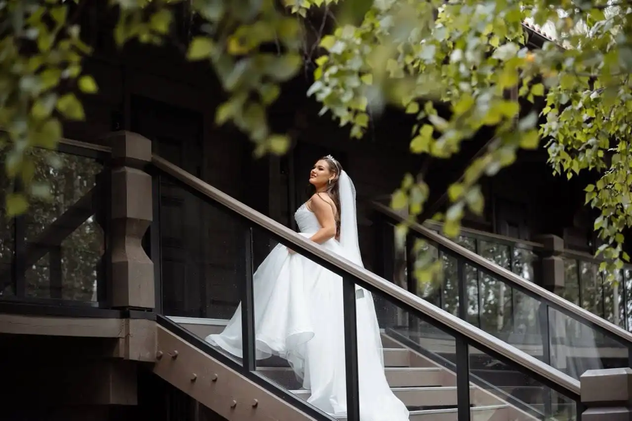 Свадебное платье со шлейфом и фатой