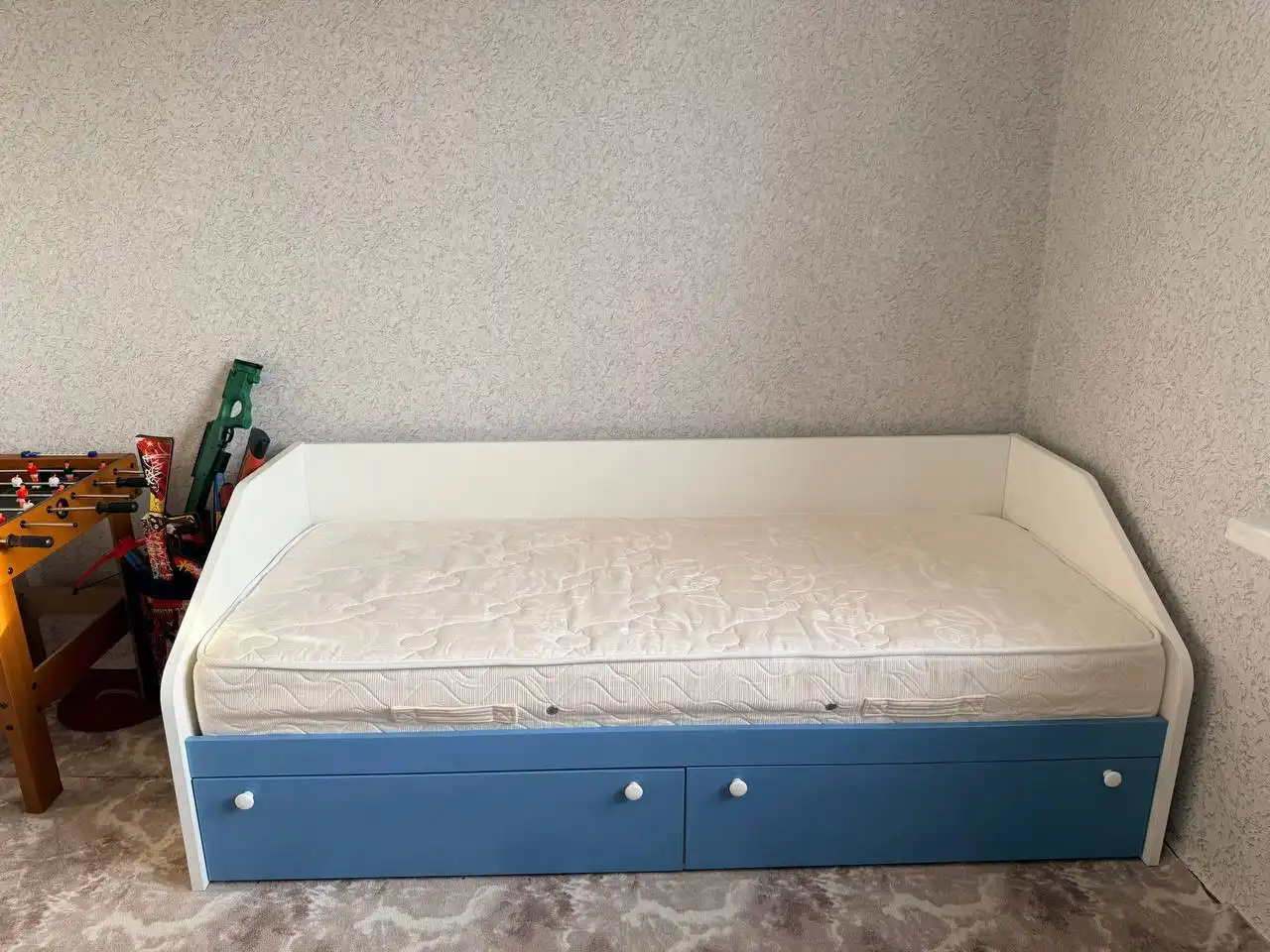 Продам кровать детскую с матрасом