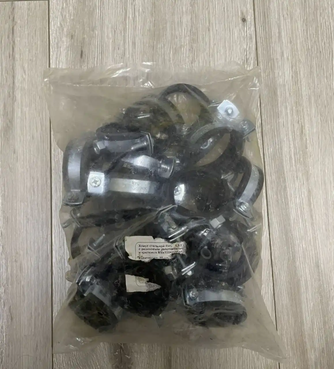 Хомут стальной с резиновым уплотнителем и крепежом М8х100+дюбель RVC