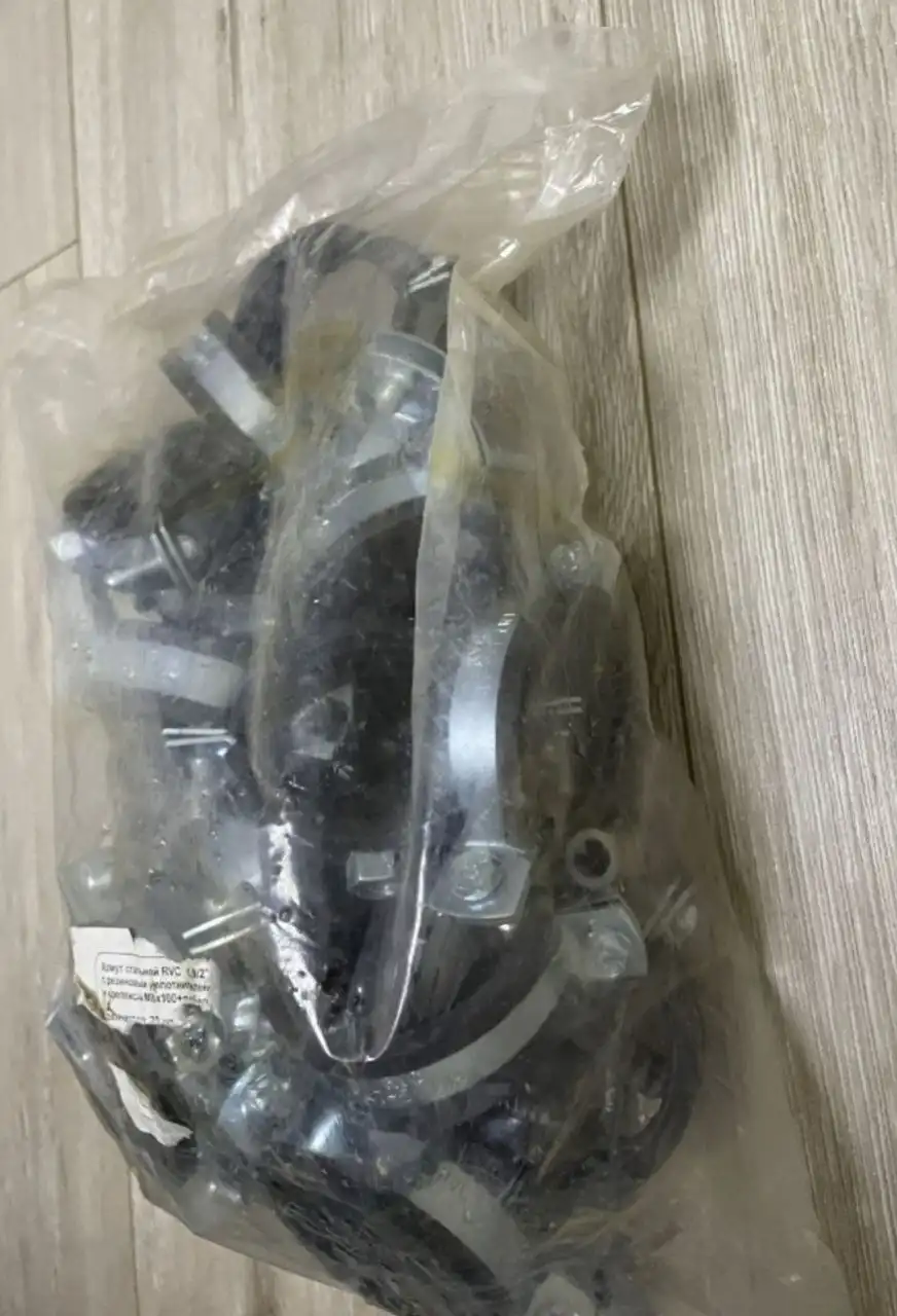 Хомут стальной с резиновым уплотнителем и крепежом М8х100+дюбель RVC