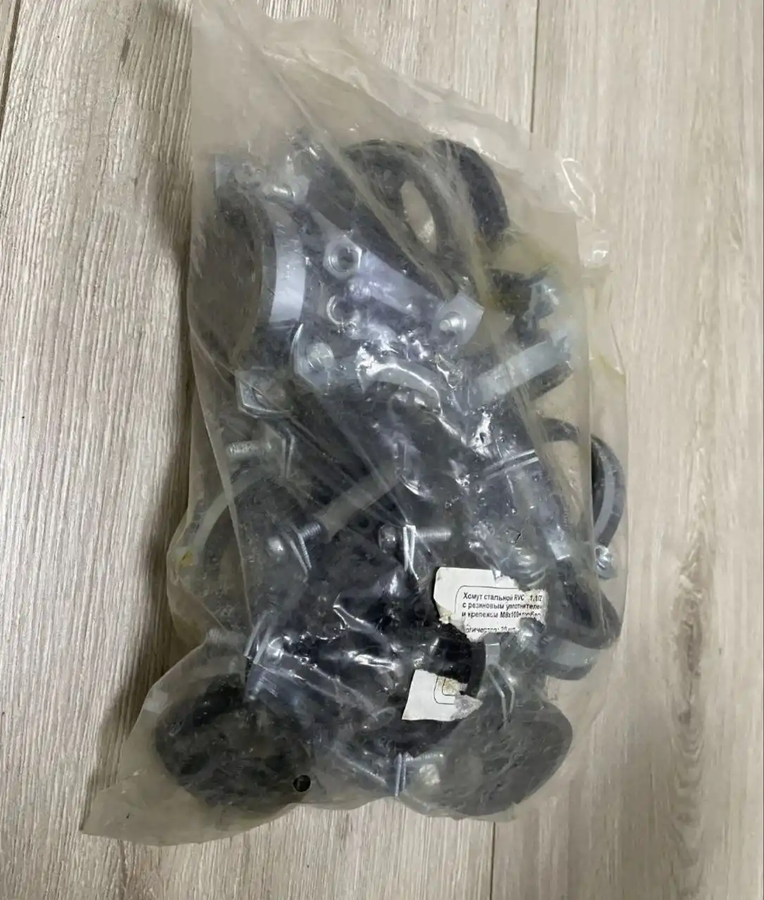 Хомут стальной с резиновым уплотнителем и крепежом М8х100+дюбель RVC