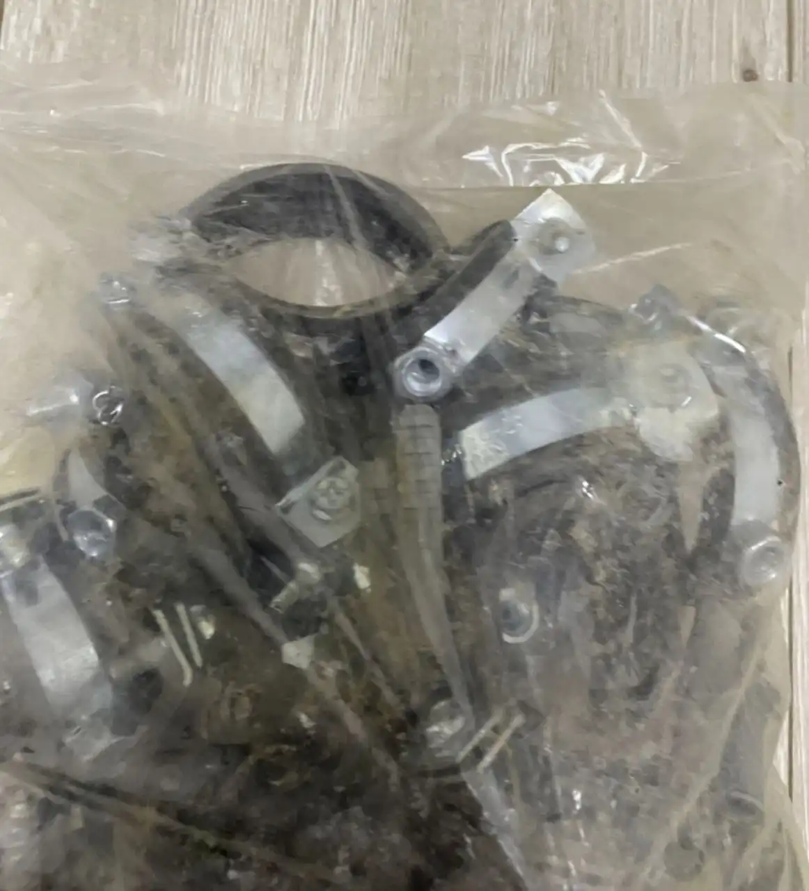 Хомут стальной с резиновым уплотнителем и крепежом М8х100+дюбель RVC