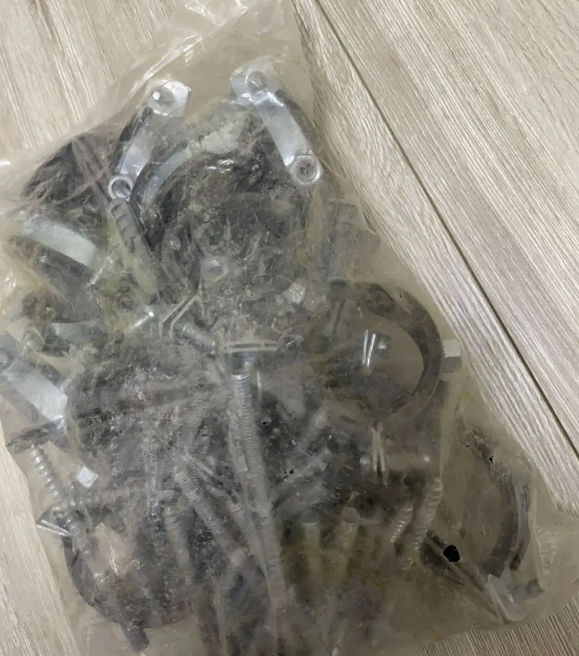 Хомут стальной с резиновым уплотнителем и крепежом М8х100+дюбель RVC