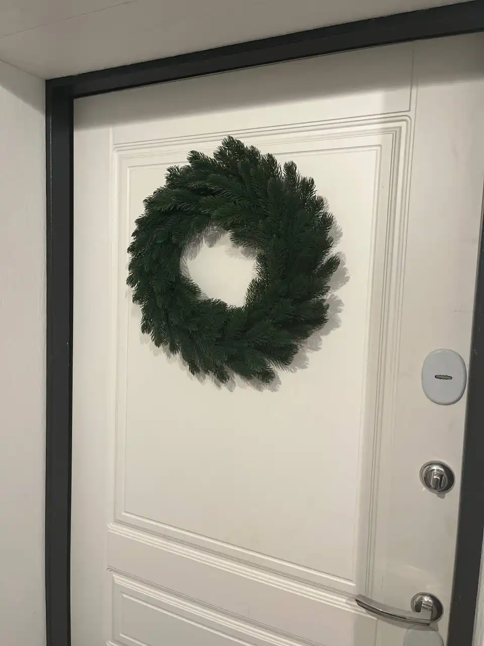 Новогодний венок хвойный на дверь