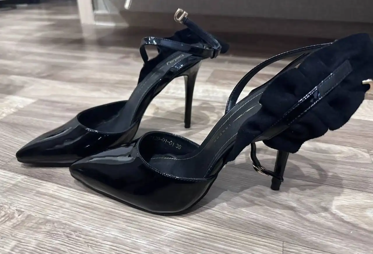 Продажа новых лакированных туфель 38 размера