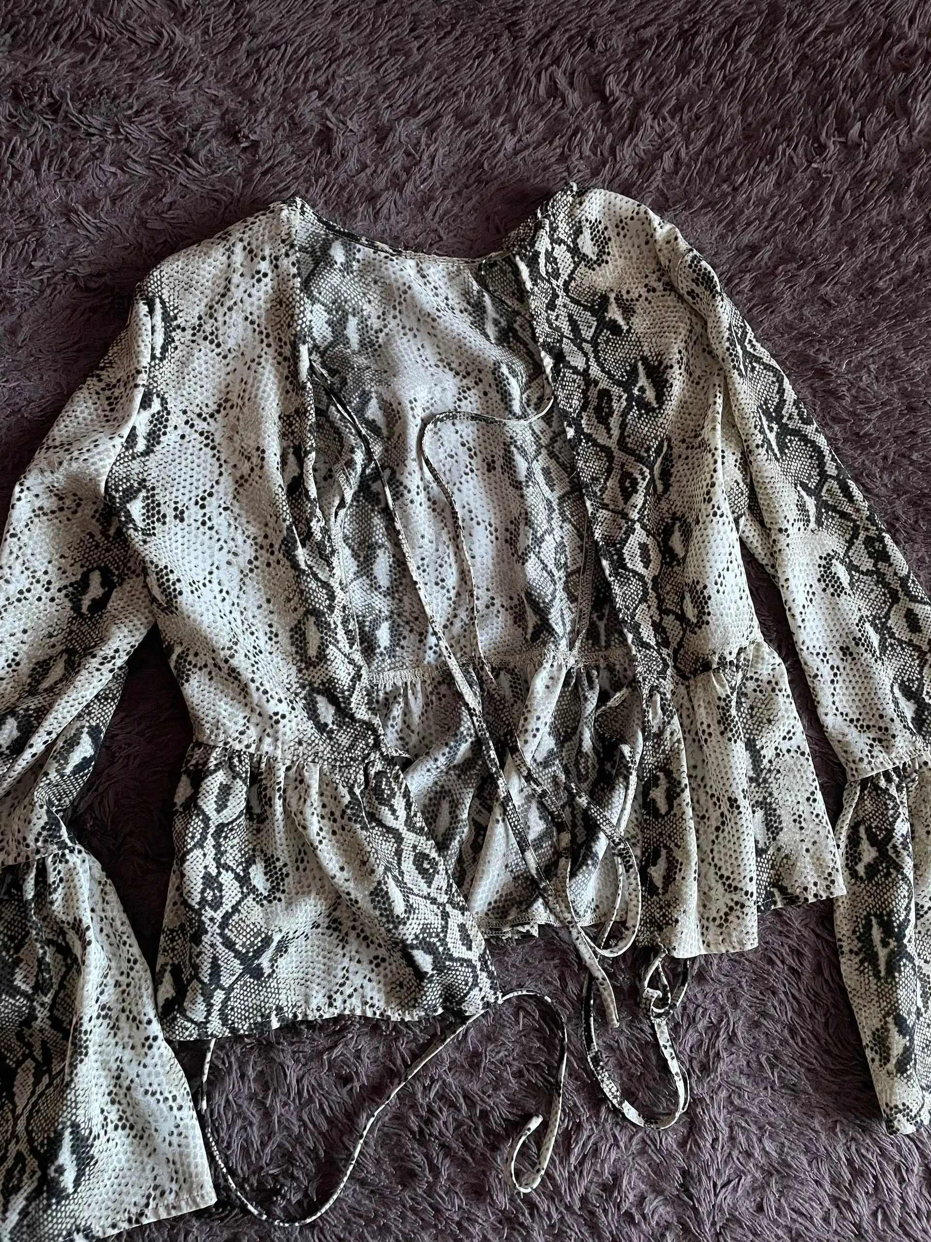 Шикарная блузка с завязками на спинке