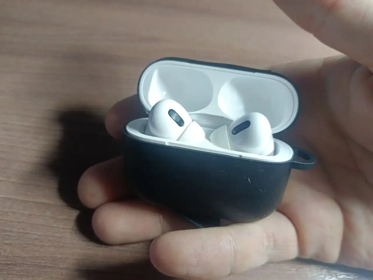 Отдам бесплатно 2 ориг, не заряжается кейс