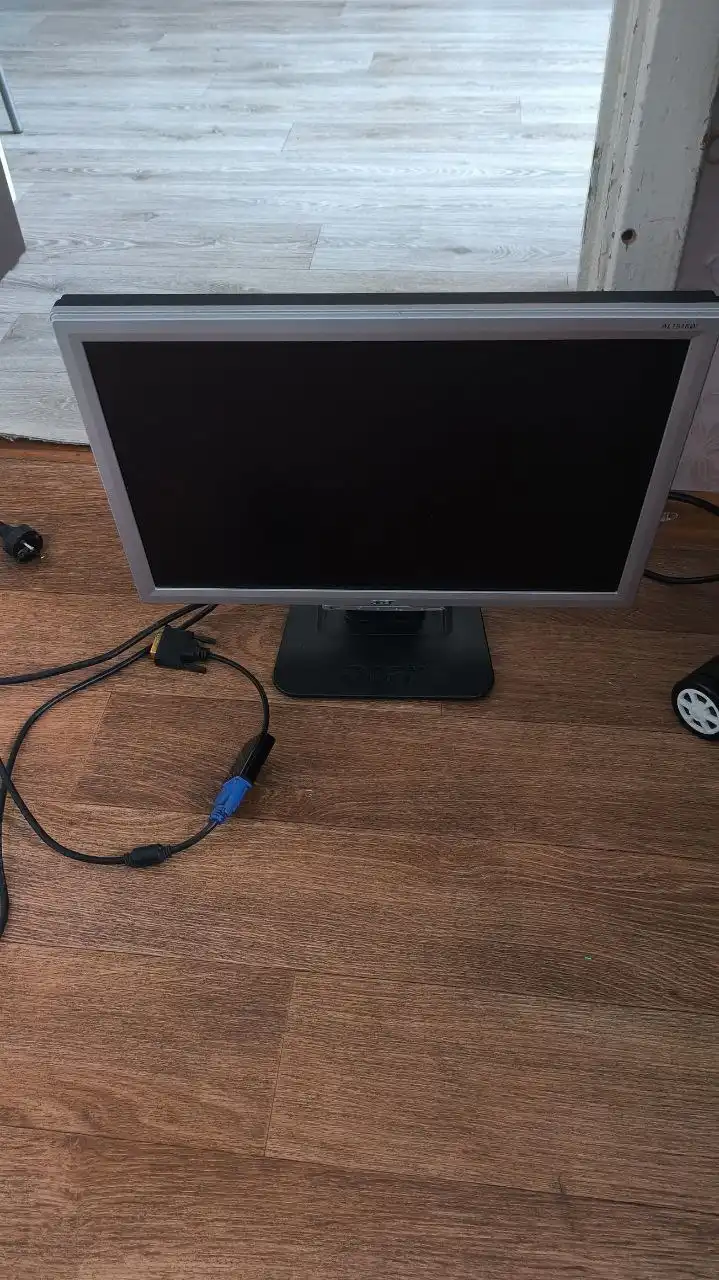 Продам монитор с кабелями и переходником