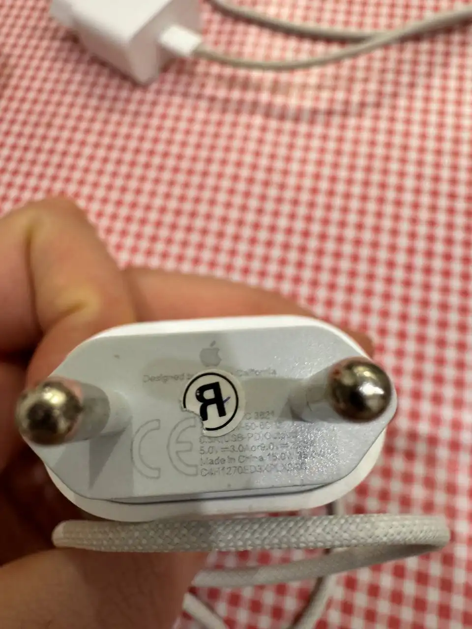 Продам зарядник на айфон