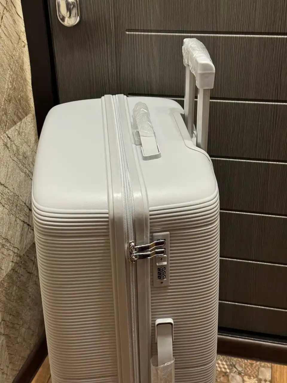 Чемодан размер Л с кодовым замком