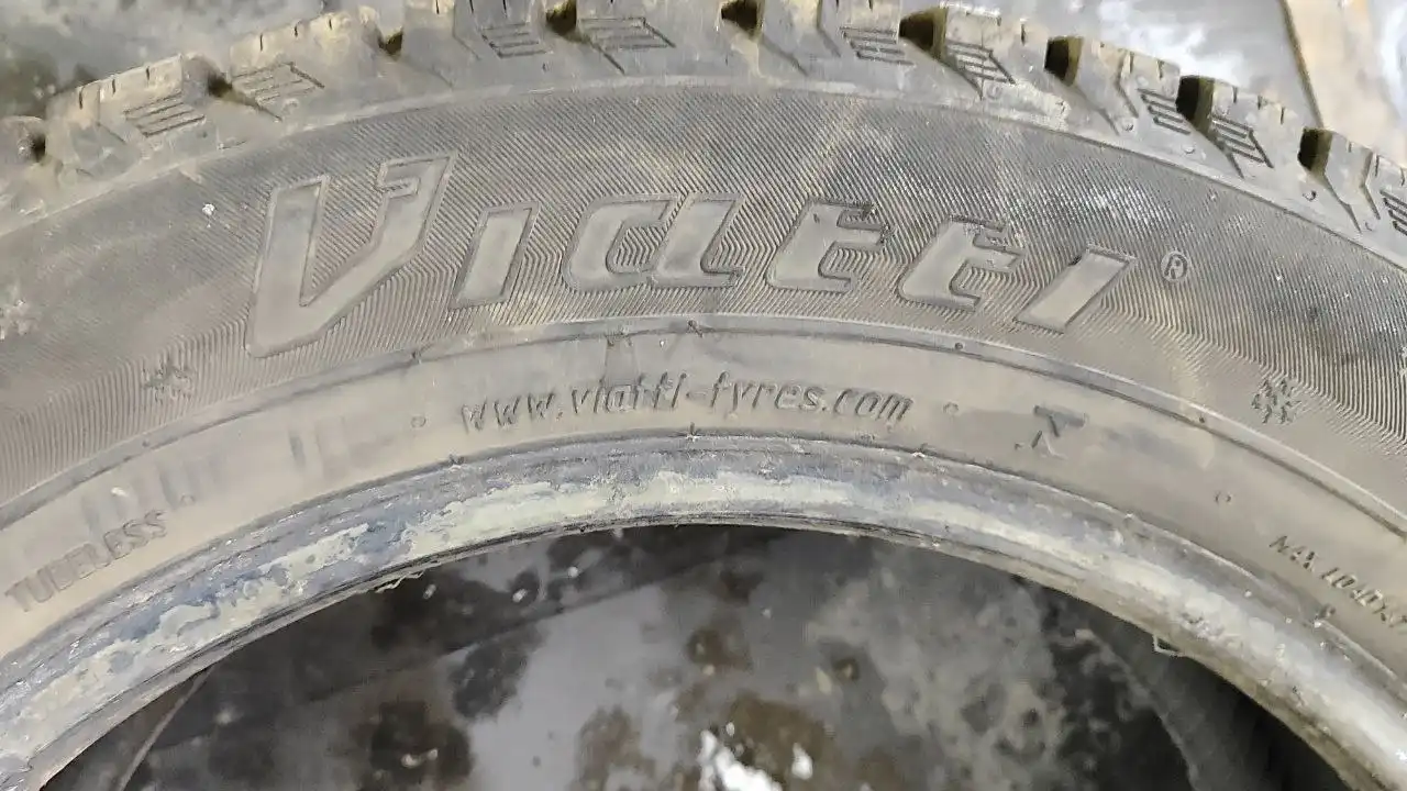 Две покрышки