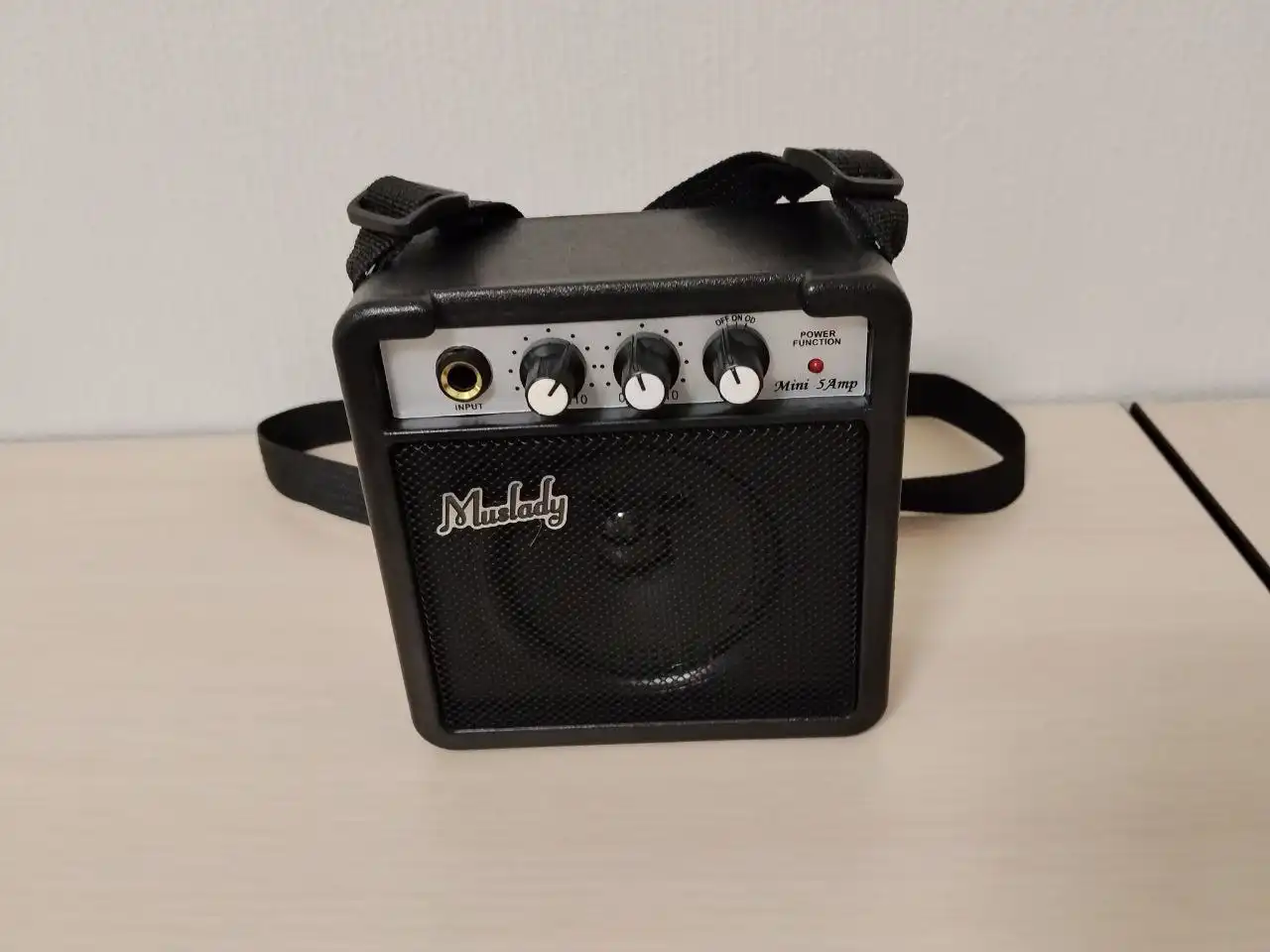 Продажа новой компактной электрогитары с комплектом - Музыкальные инструменты (Барахолка) в Челябинск