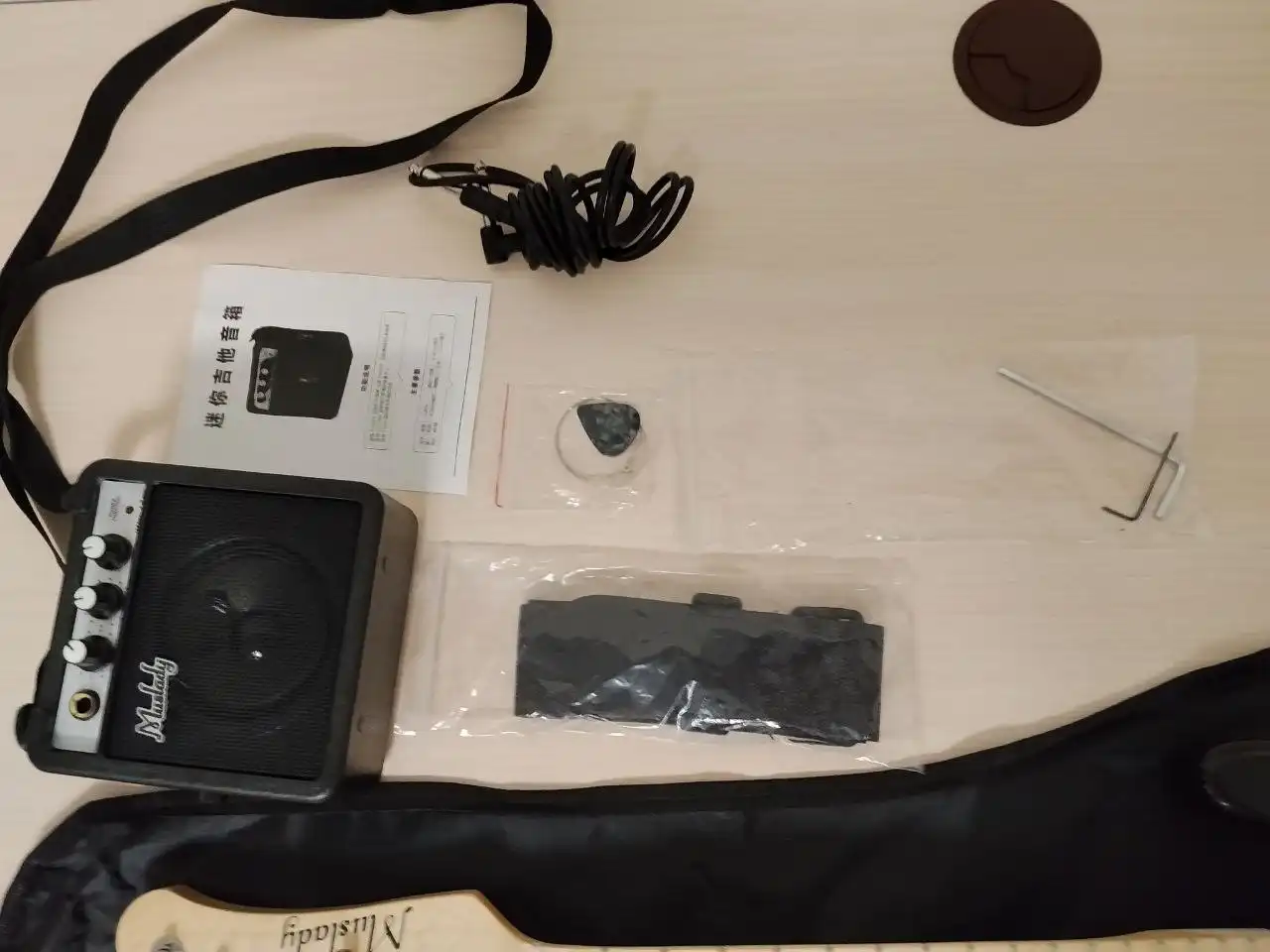 Продажа новой компактной электрогитары с комплектом - Музыкальные инструменты (Барахолка) в Челябинск