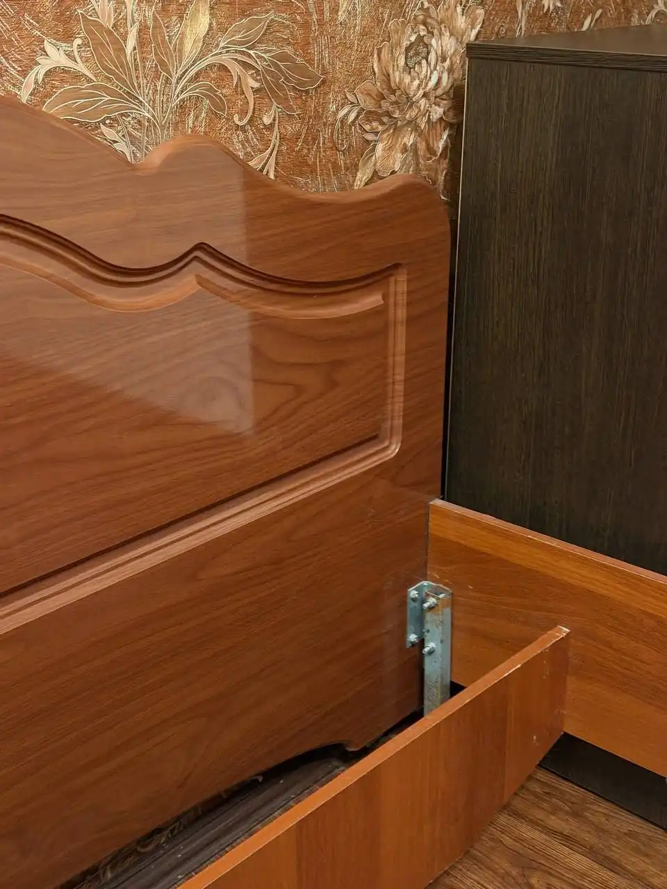 Кровать 140х200 с небольшим ремонтом - Мебель (Барахолка) в Челябинск