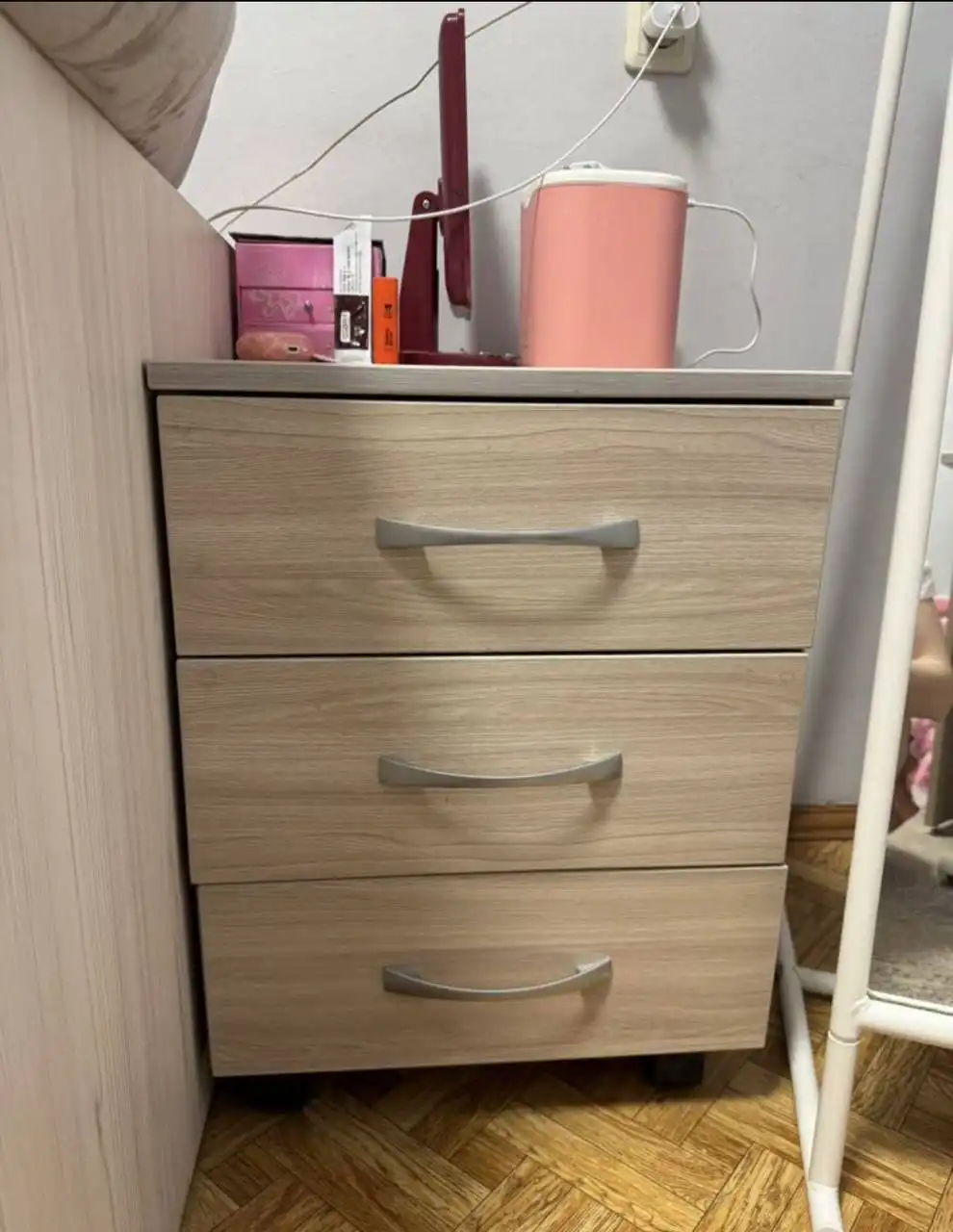 Стол и тумбочка - Барахолка в Челябинск