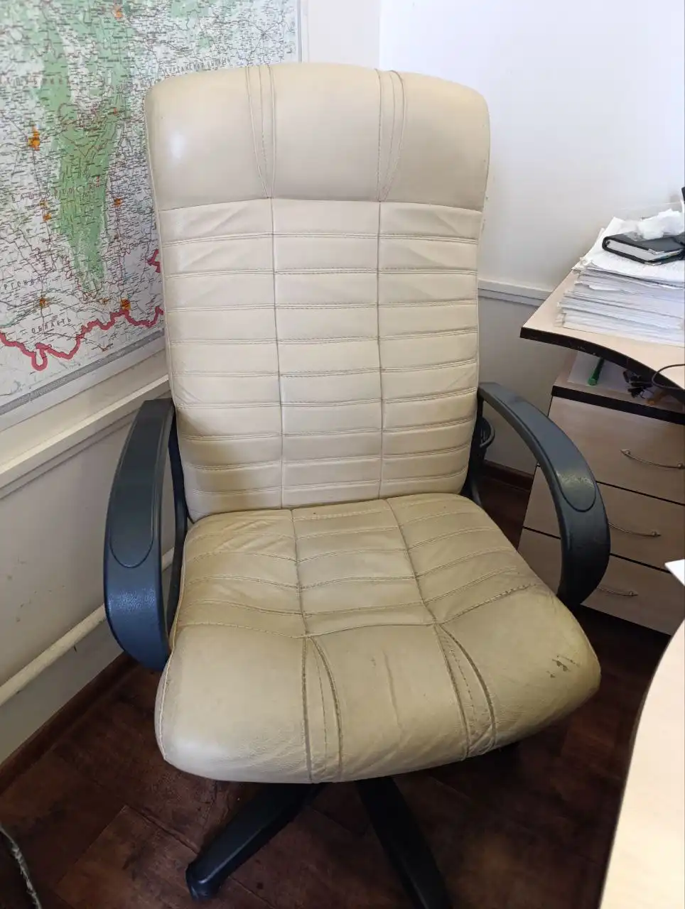 Столы и тумбы практически новые - Мебель (Барахолка) в Челябинск