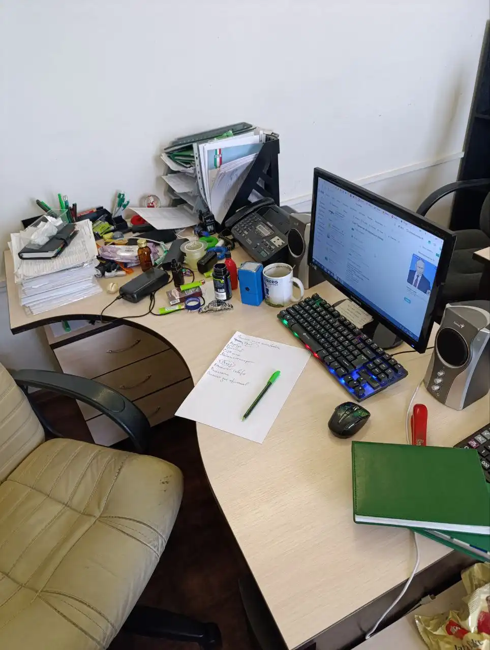 Столы и тумбы практически новые - Мебель (Барахолка) в Челябинск