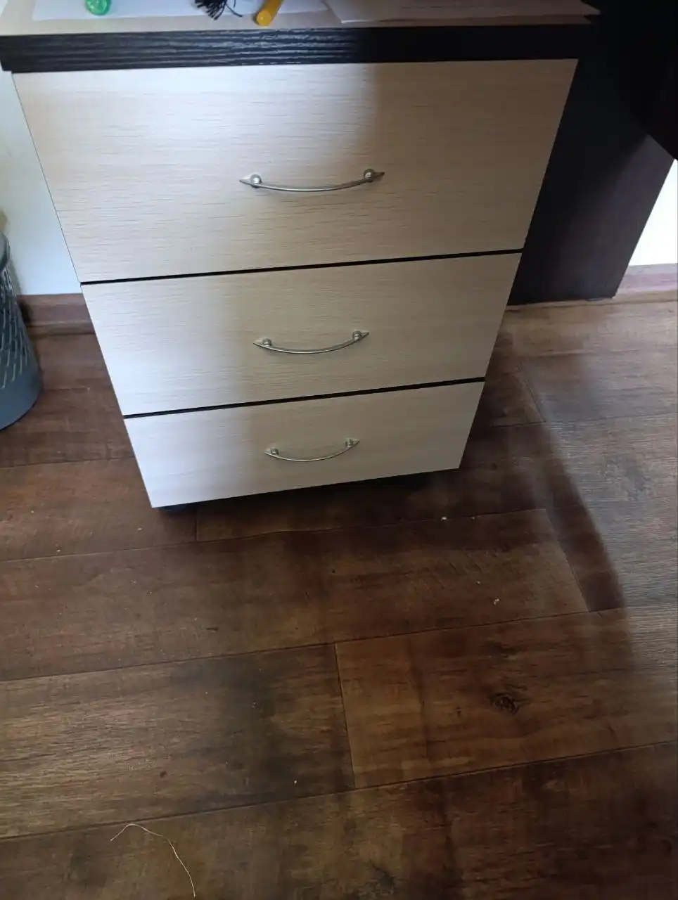 Столы и тумбы практически новые - Мебель (Барахолка) в Челябинск