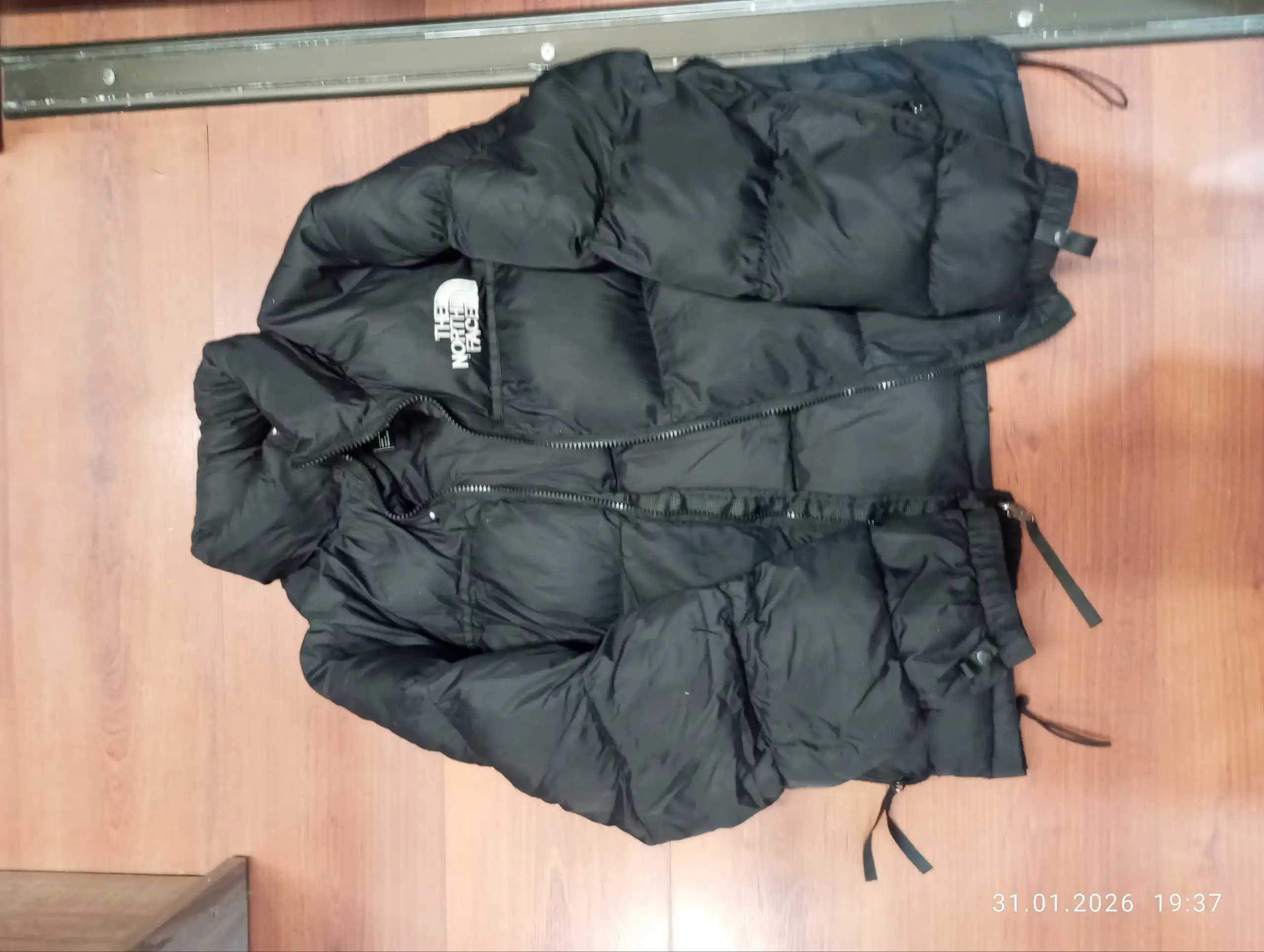 Продам пуховик XS/S с небольшими дефектами - Верхняя одежда (Одежда) в Челябинск