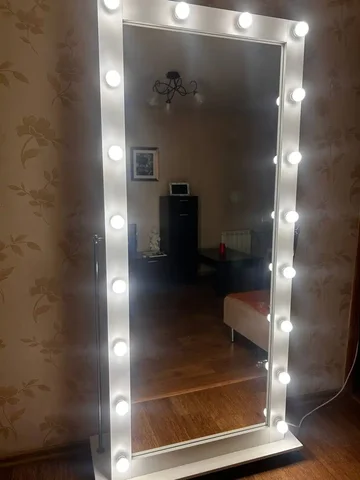 Зеркало с лампочками на подставке с колесиками - Вейп-товары в Челябинск
