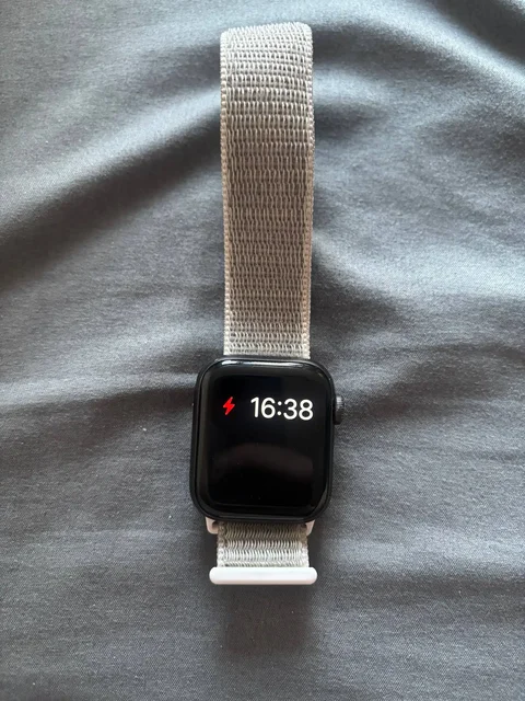 Apple Watch SE 1 Nike 40mm с царапинами - частное объявление в Челябинск