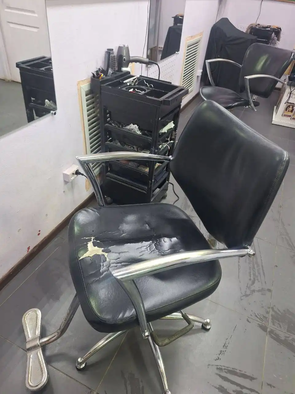 Продам 2 стула парикмахерских - Барахолка в Челябинск