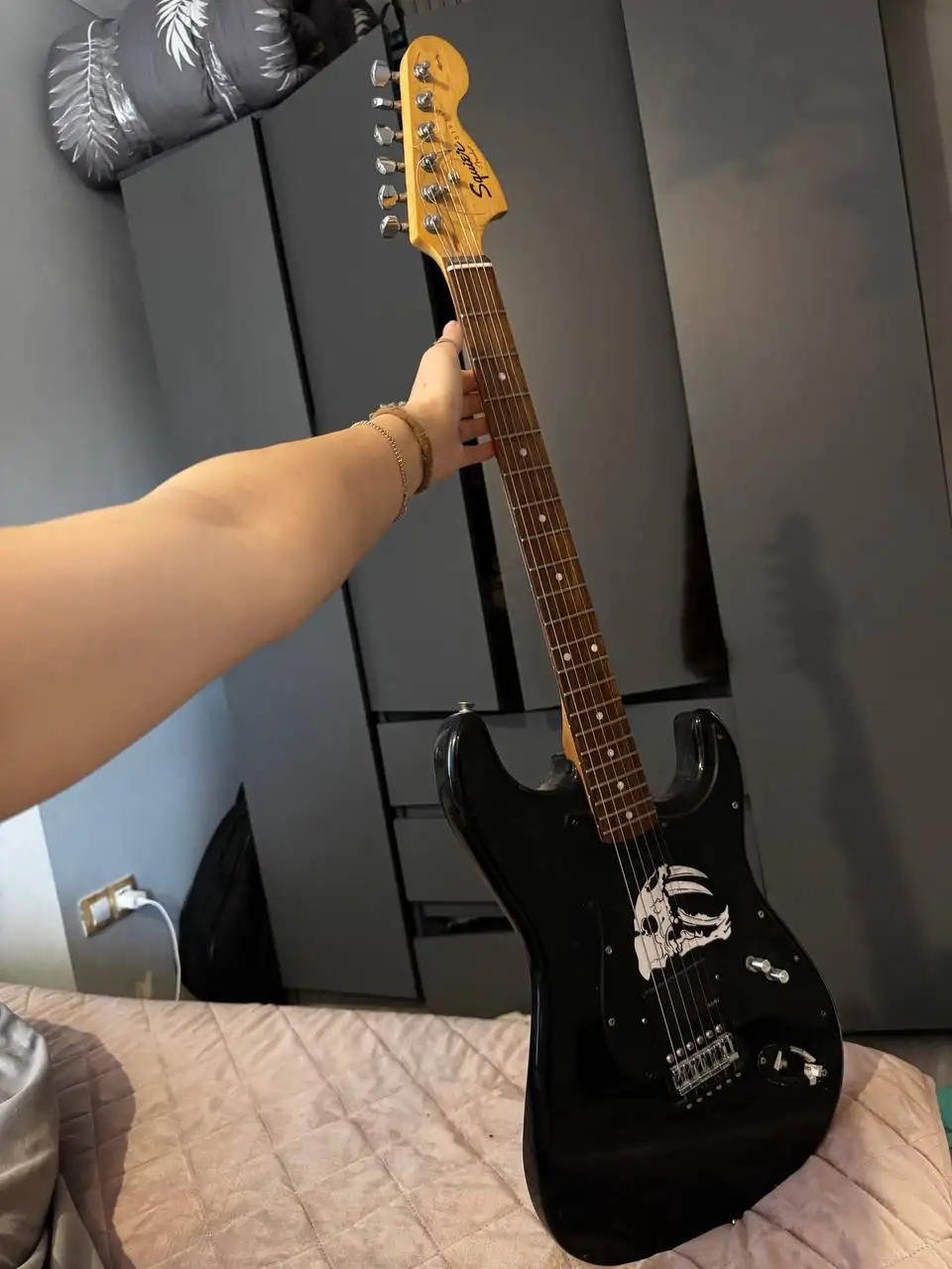 Продам электро гитару и игровой монитор - Барахолка в Челябинск