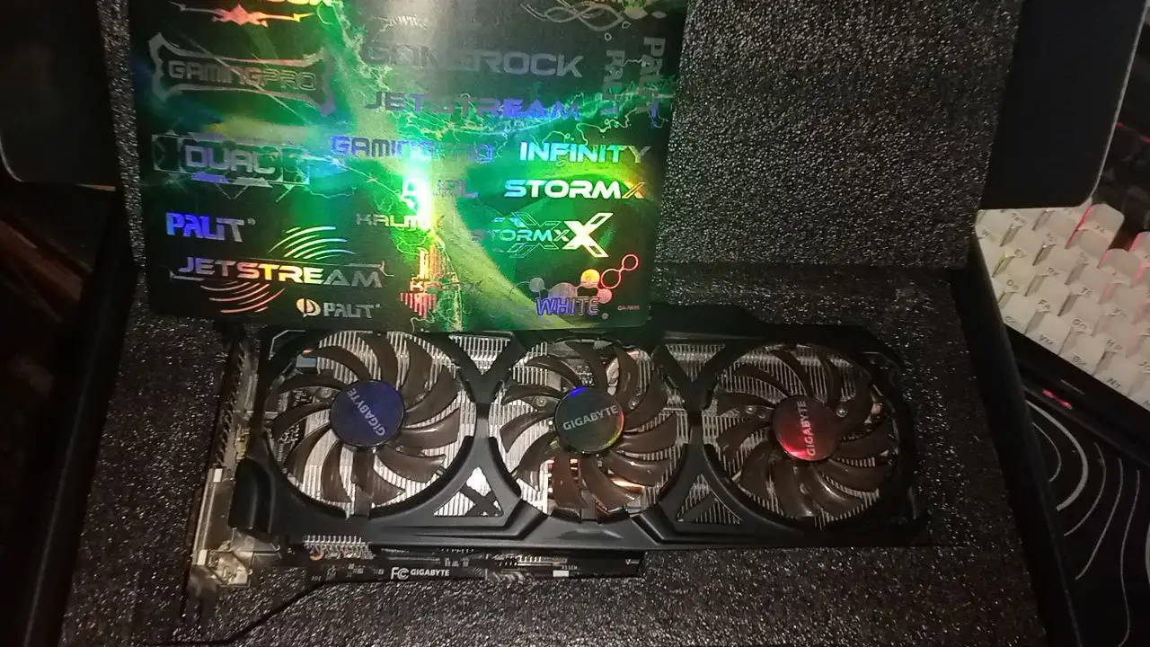 Видеокарта GigaByte AMD Radeon R9 270X - Компьютерные комплектующие (Электроника) в Челябинск