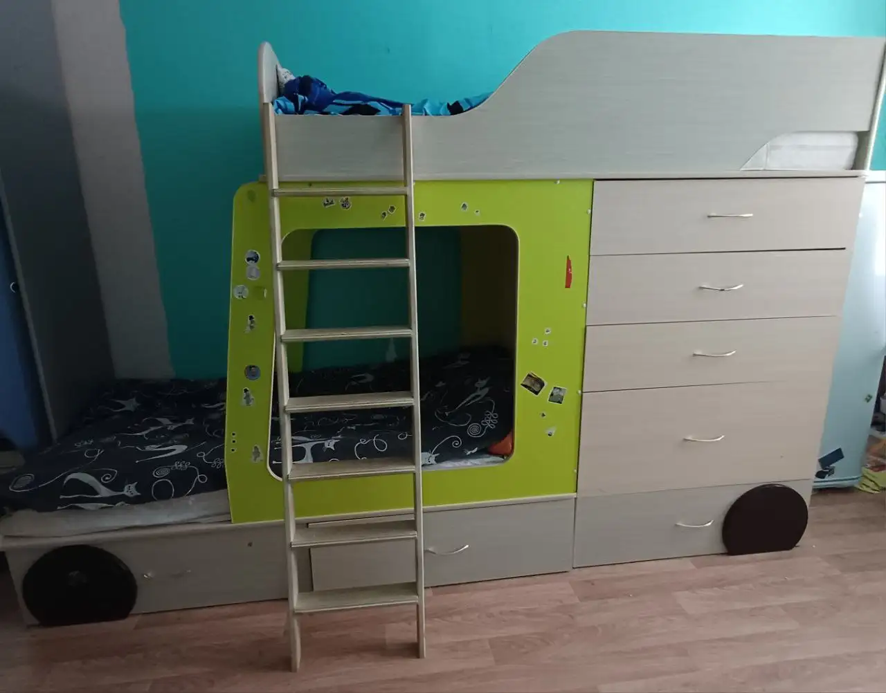 Продам двухярусную кровать с матрасами и лестницей - Барахолка в Челябинск