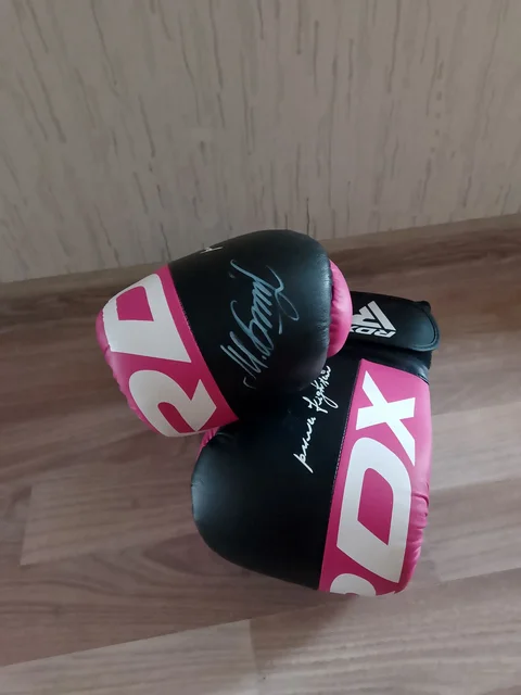 Боксёрские перчатки новые с автографом - Электроника для игр в Челябинск