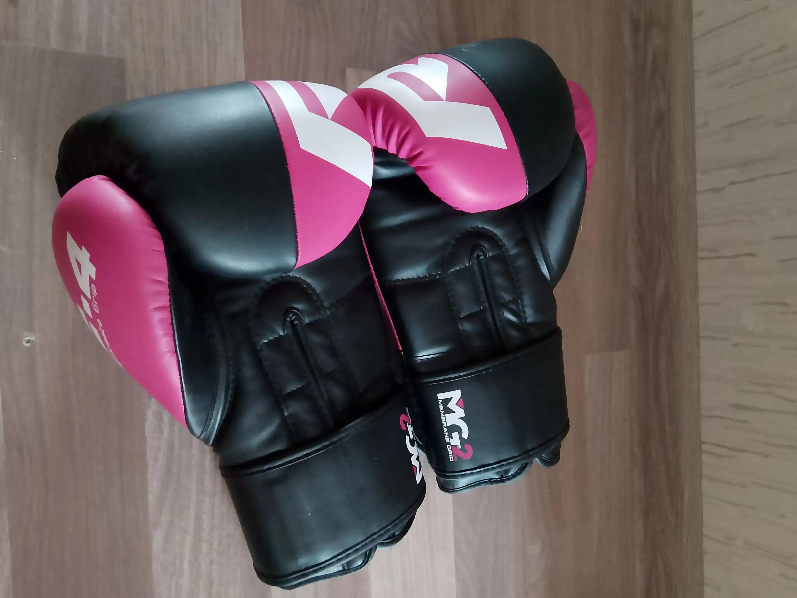 Боксёрские перчатки новые с автографом - Спорттовары (Барахолка) в Челябинск