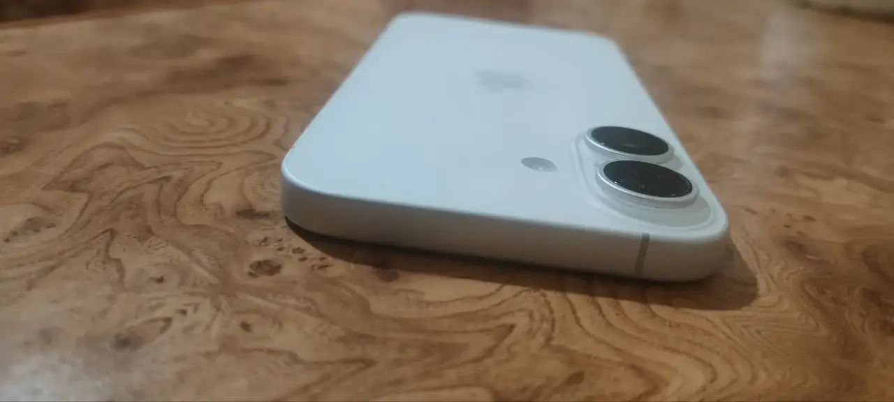 Продам IPhone 16 128GB White ESIM с блокировкой iCloud - Смартфоны (Электроника) в Челябинск