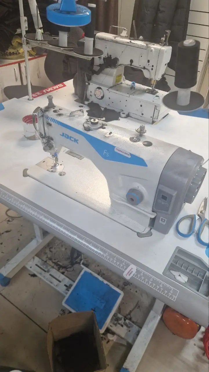 Продам машинки, оверлок и распошивалку - Швейное оборудование (Барахолка) в Челябинск