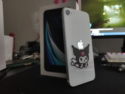 iPhone SE 2020 128GB белый - Аккаунты в Челябинск