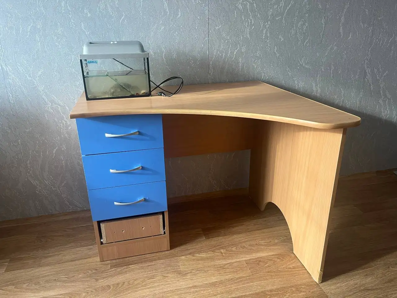 Рабочий стол с незначительным дефектом - Мебель (Для дома и дачи) в Челябинск