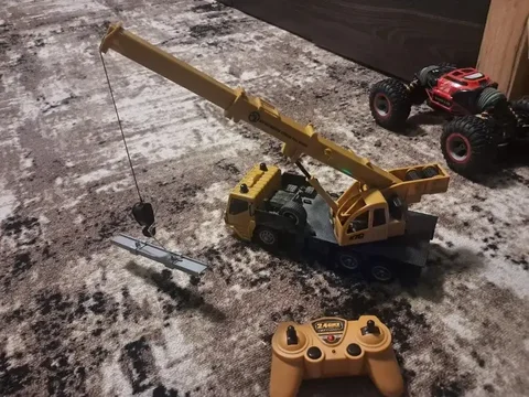 Отдам игрушку Кран с пультом управления - Бытовая химия в Челябинск