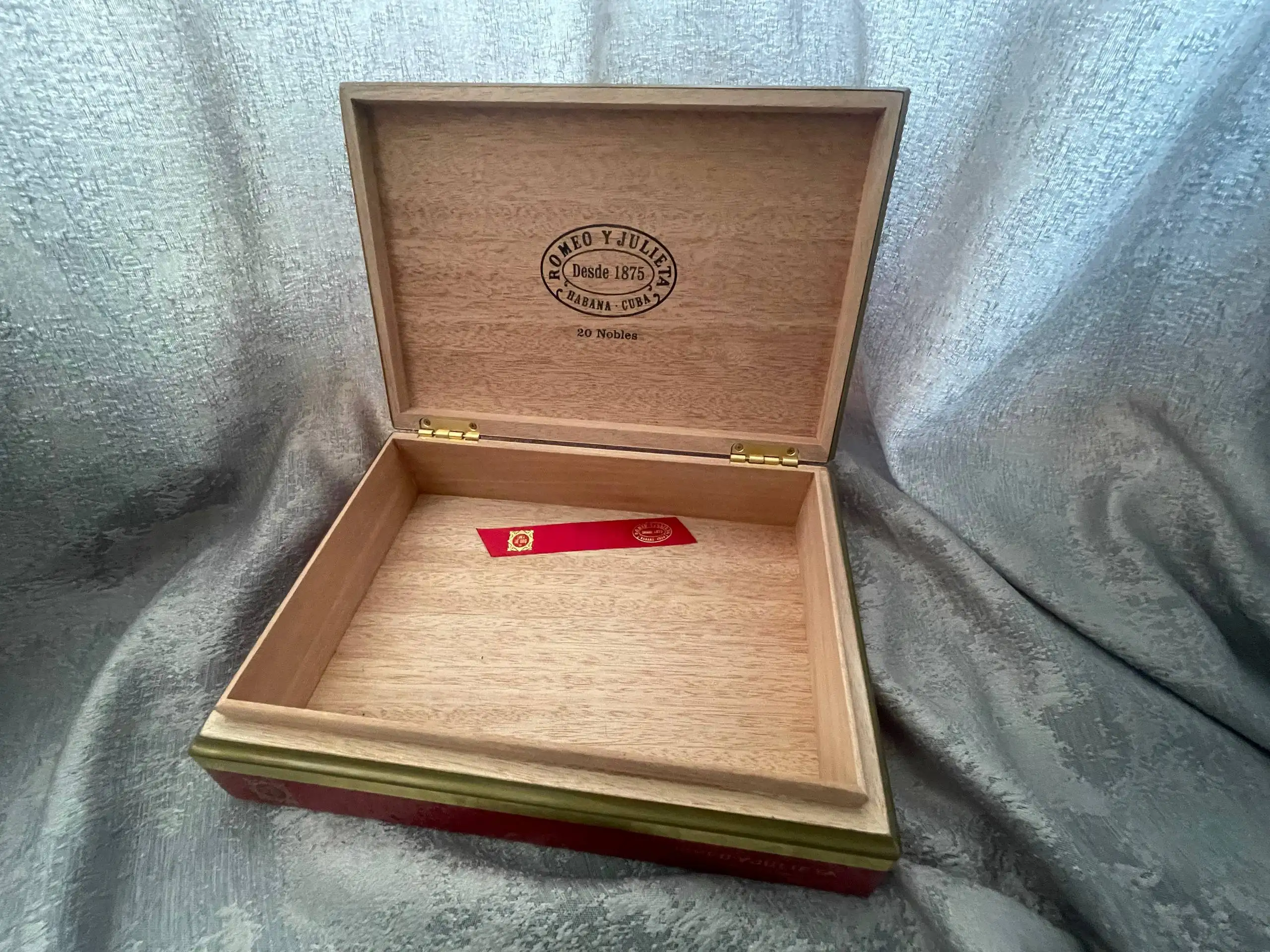 Оригинальный фирменный хьюмидор Romeo y Julieta Hidalgos - Барахолка в Челябинск