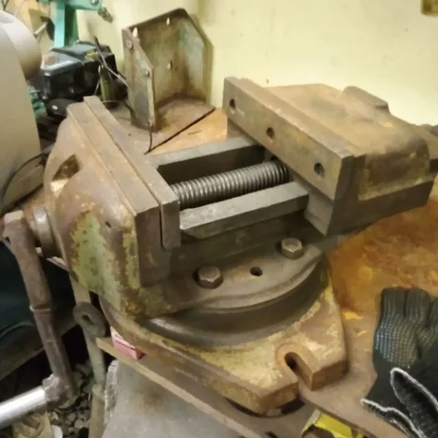 Продам станочные тиски СССР - Электроника для вейпинга в Челябинск