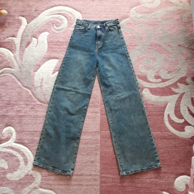 Продам джинсы 28 размера на высокой талии - Верхняя одежда и футболки в Челябинск