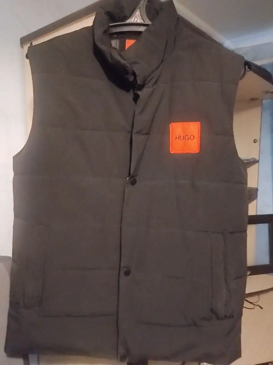 Мужская жилетка Hugo Boss черного цвета размер 48 (M) - Верхняя одежда (Одежда) в Челябинск