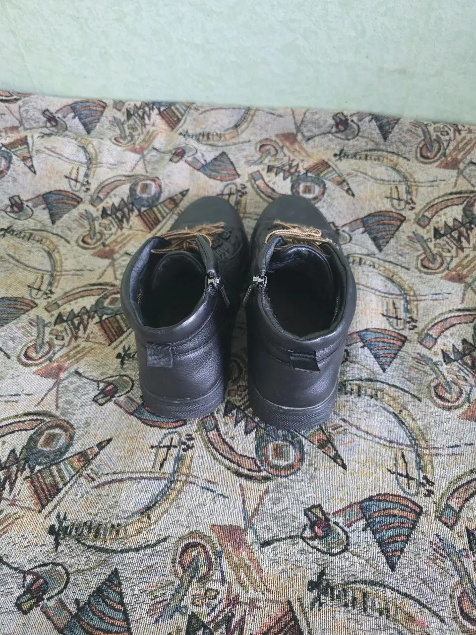 Продам зимнюю куртку и обувь - Верхняя одежда (Одежда) в Челябинск