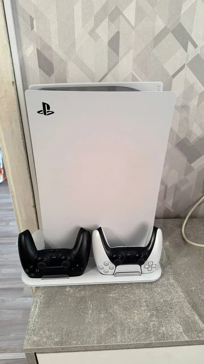 Продажа Sony PlayStation 5 с дисководом - Игровые приставки (Электроника) в Челябинск