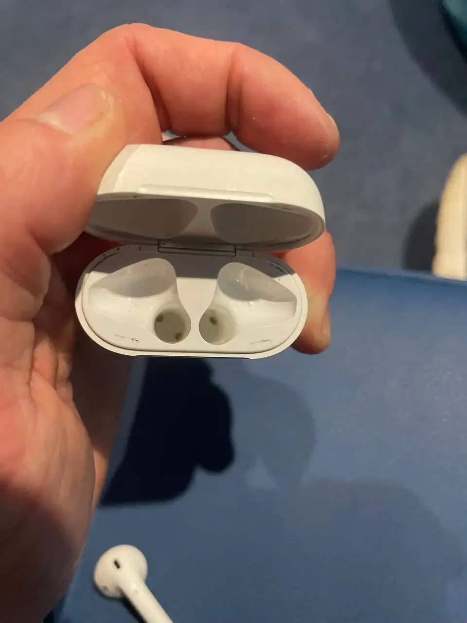 Продаю AirPods 1 оригинал - Электроника в Челябинск