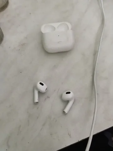 Продажа оригинальных AirPods - Электроника в Челябинск