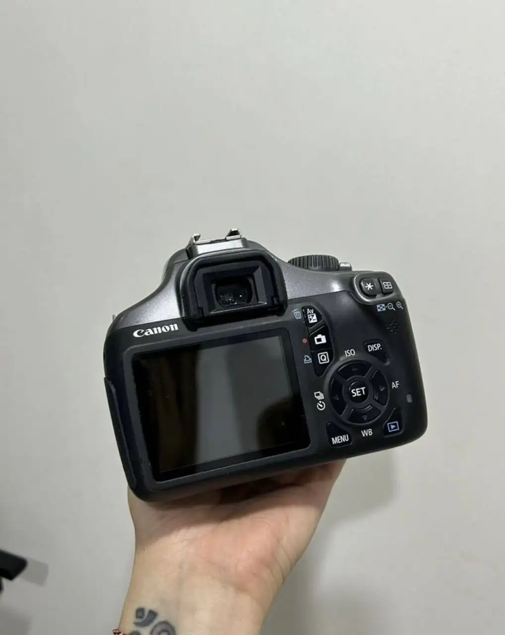 Продается б/у зеркальный фотоаппарат Canon EOS 1100D с объективом - Фототехника (Электроника) в Челябинск