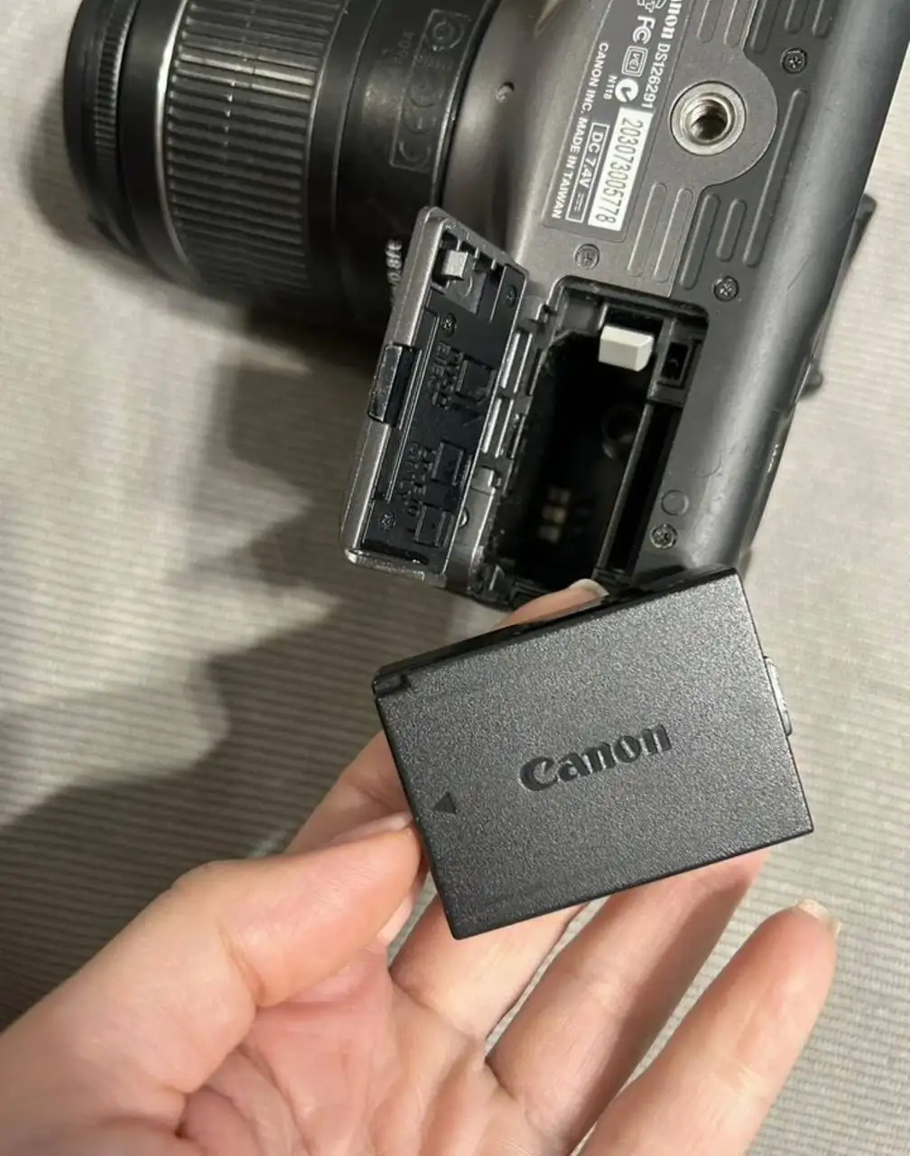 Продается б/у зеркальный фотоаппарат Canon EOS 1100D с объективом - Фототехника (Электроника) в Челябинск