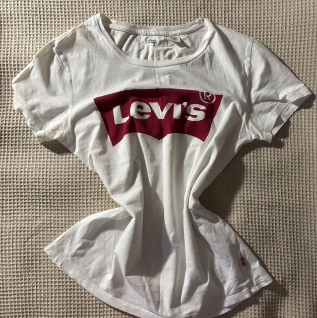 Футболка Levi’s - Оборудование для салонов красоты в Челябинск
